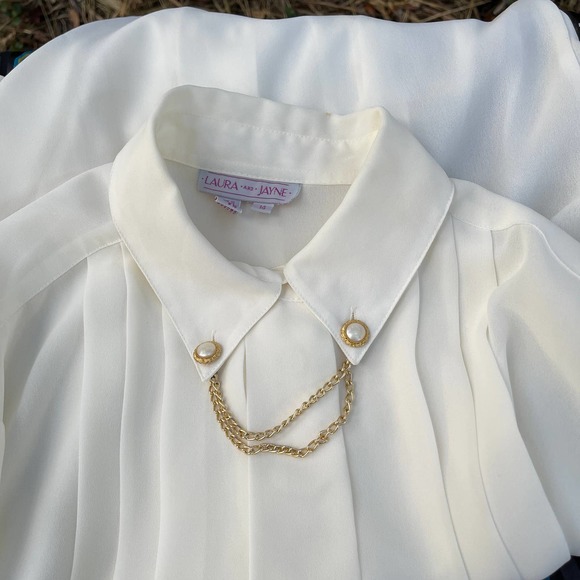 90s Cream Blouse Pleat Front Collar Chain Volup by Laura and Jane - Picture 9 of 10